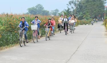 Người dân thôn Nậm Tọ, xã Thạch Lương, thị xã Nghĩa Lộ hạnh phúc khi có đường to, đẹp cho con em đến trường.